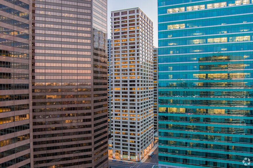 205 5th Ave SW, Calgary, AB à louer - Photo de l’immeuble – Image 1 sur 6