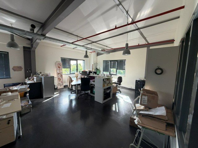 Bureau dans à louer - Photo de l’immeuble – Image 3 sur 9