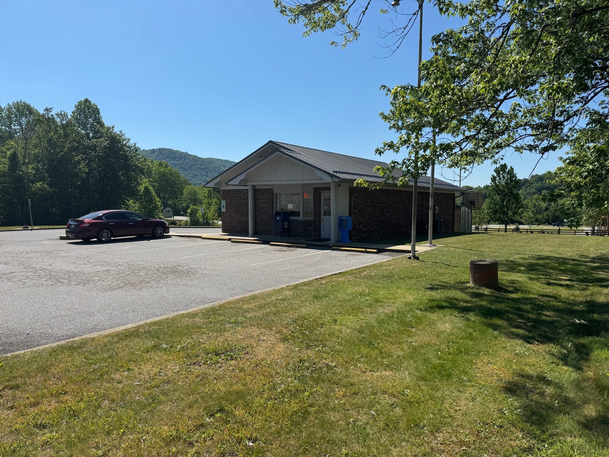 5858 Old Hendersonville Hwy, Penrose, NC à vendre Photo de l’immeuble– Image 1 sur 19