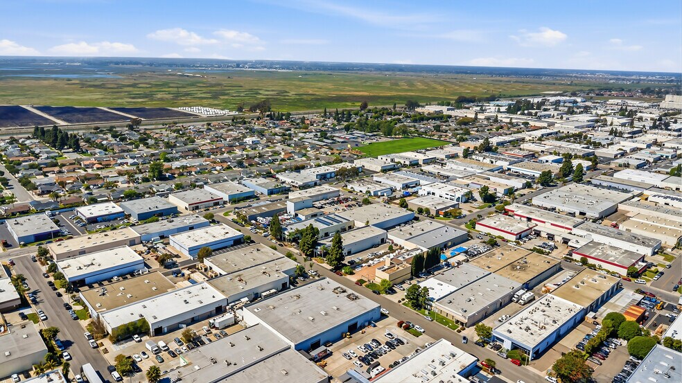 5375 Industrial Dr, Huntington Beach, CA à vendre - Photo de l’immeuble – Image 3 sur 36