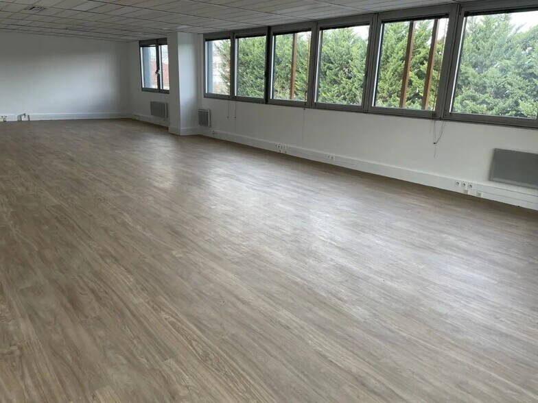 Local d’activités dans Gennevilliers à louer - Photo de l’immeuble – Image 3 sur 11