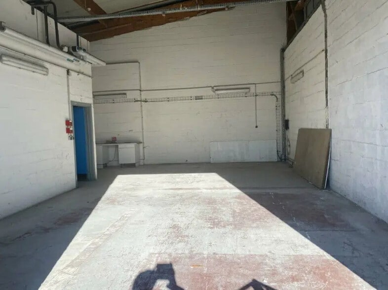 Local d’activités dans Le Petit-Quevilly à louer - Photo de l’immeuble – Image 2 sur 7