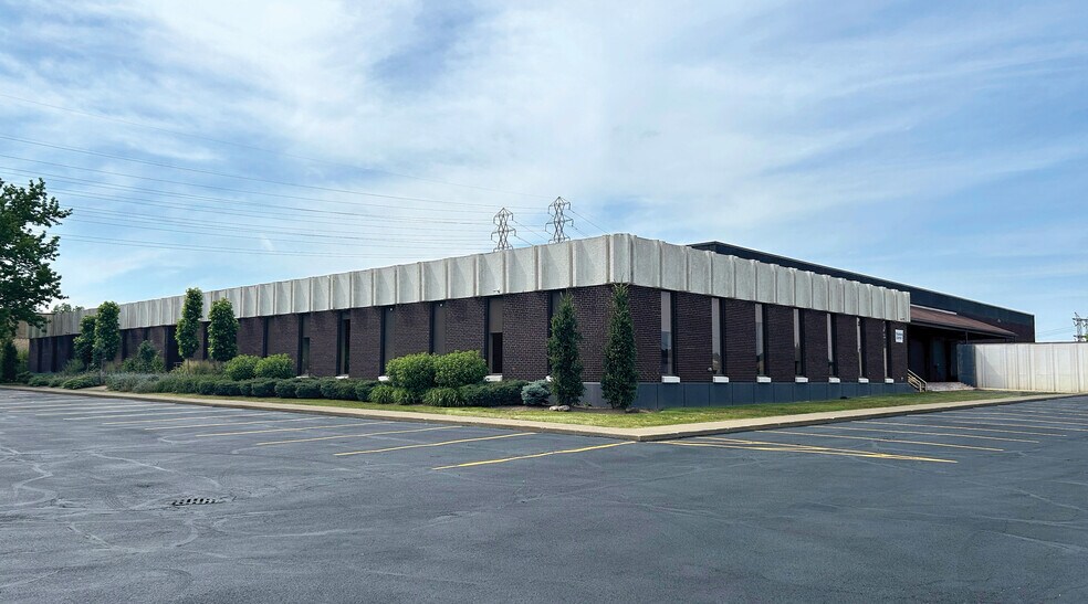 5605 Granger Rd, Independence, OH à louer - Photo de l’immeuble – Image 1 sur 3