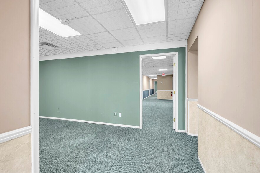 20439 Mack Ave, Grosse Pointe, MI à vendre - Photo de l’immeuble – Image 2 sur 11