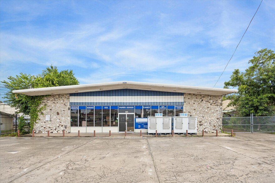 7515 Long Point Rd, Houston, TX à vendre - Photo de l’immeuble – Image 2 sur 17