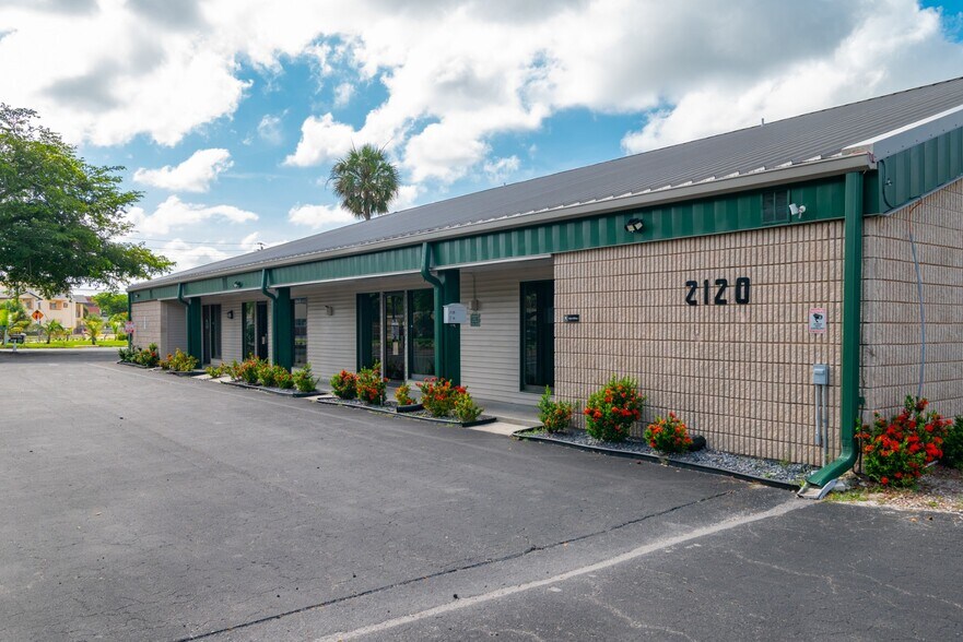 2120 Collier Ave, Fort Myers, FL à louer - Photo de l’immeuble – Image 2 sur 30
