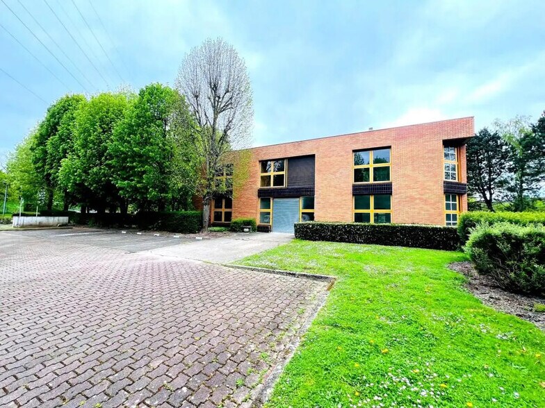 Local d’activités dans Montigny-le-Bretonneux à louer - Photo de l’immeuble – Image 1 sur 30