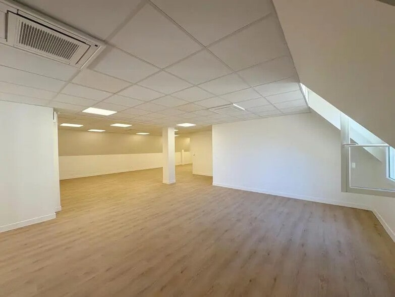 Bureau dans Saint-Germain-en-Laye à vendre - Photo intérieure – Image 2 sur 13