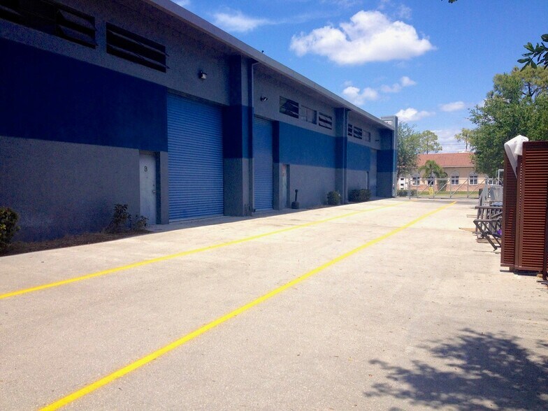 3960 Domestic Ave, Naples, FL à vendre - Photo de l’immeuble – Image 3 sur 7