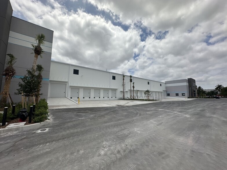 2500 NW 19th St, Pompano Beach, FL à louer - Photo de l’immeuble – Image 2 sur 3
