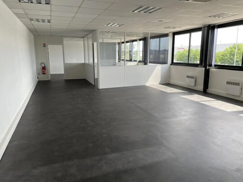 Local d'activités dans Genas à vendre - Photo de l’immeuble – Image 1 sur 6