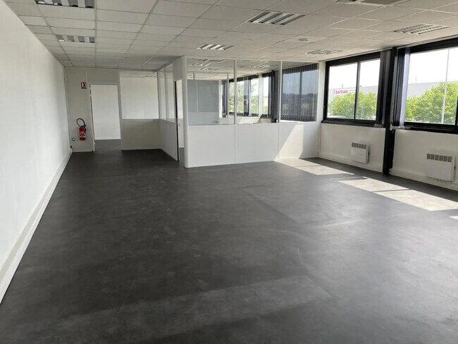 Plus de détails pour Local d’activités à vendre