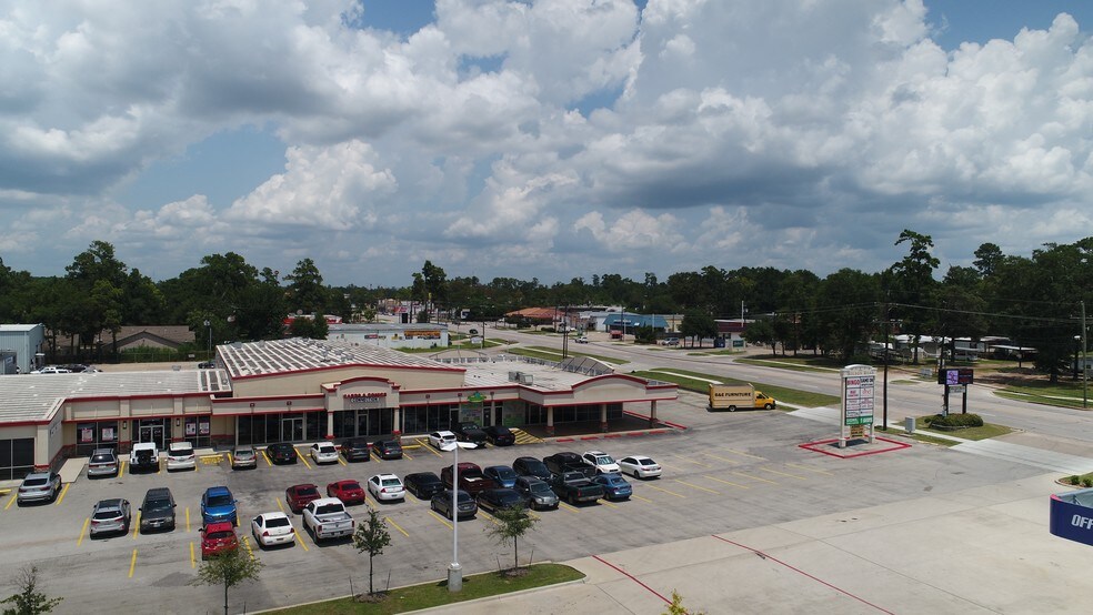 1717 N Frazier St, Conroe, TX à louer - Photo de l’immeuble – Image 2 sur 9