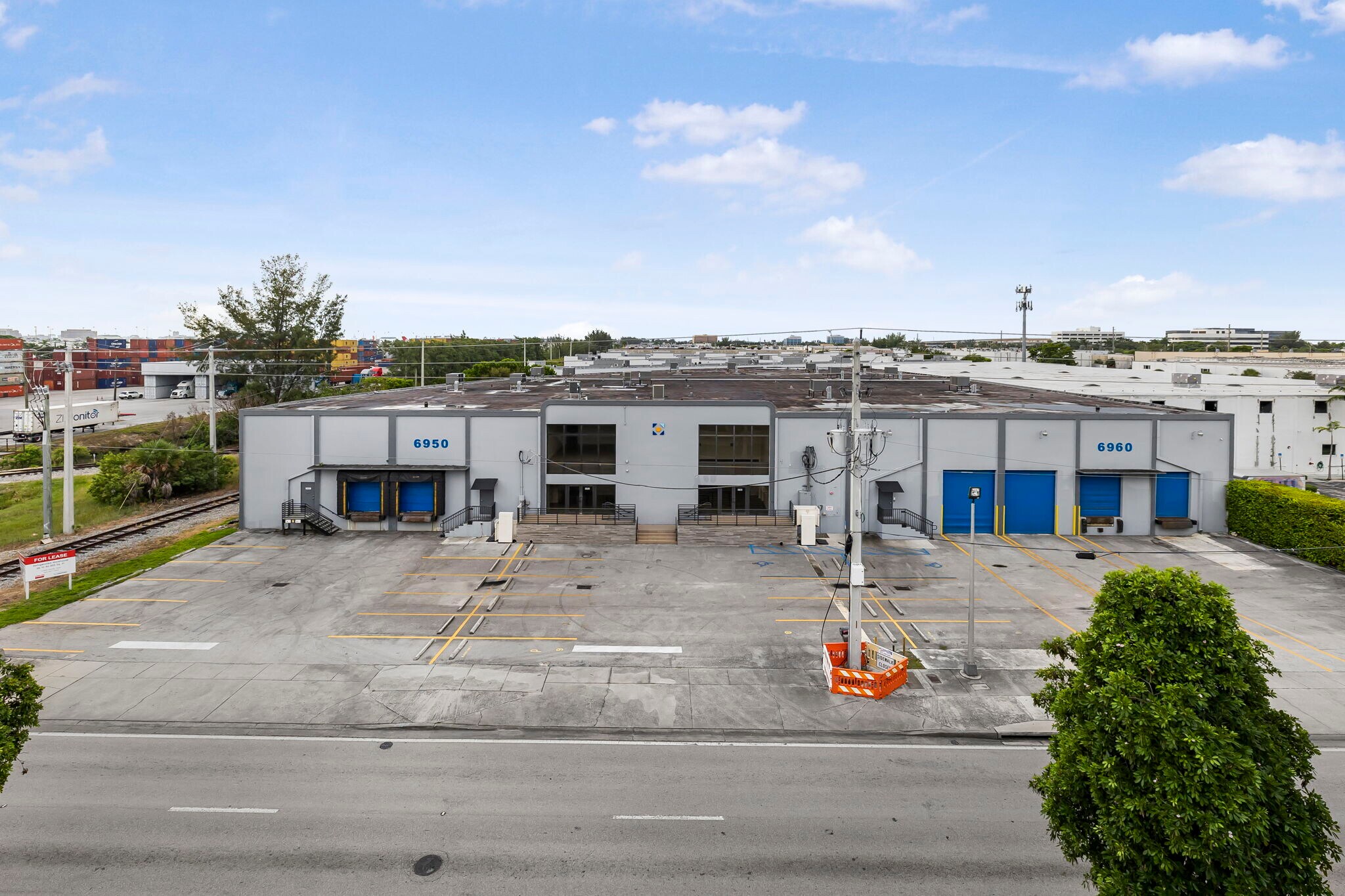 6960 NW 25th St, Miami, FL à louer Photo de l’immeuble– Image 1 sur 10