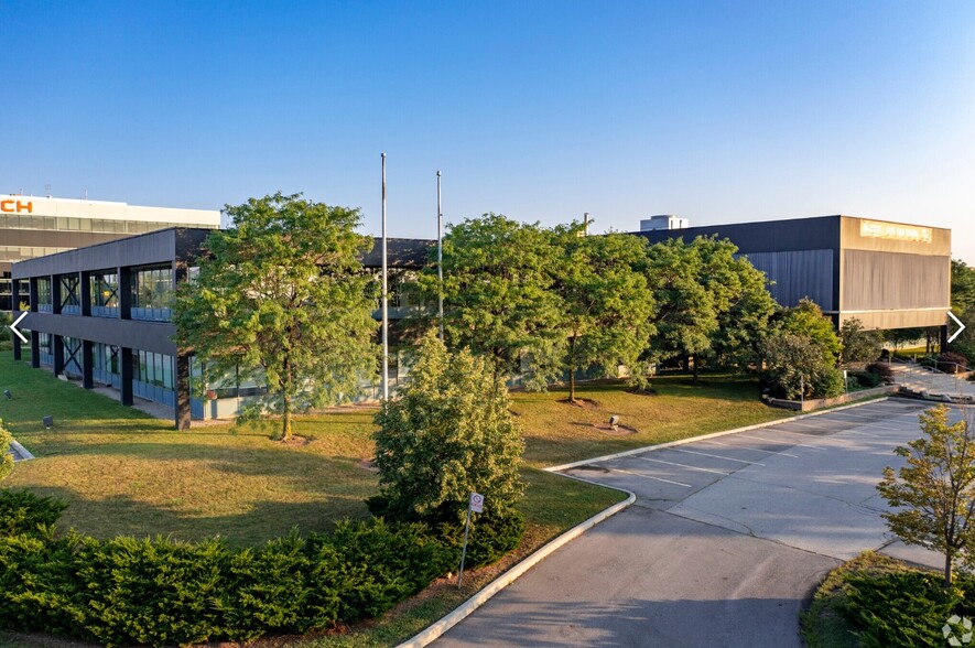 2599 Speakman Dr, Mississauga, ON à louer - Photo de l’immeuble – Image 1 sur 1