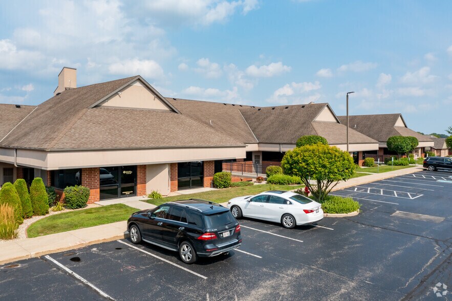W177N9856-W178 N9912 Rivercrest Dr, Germantown, WI à louer - Photo de l’immeuble – Image 3 sur 5