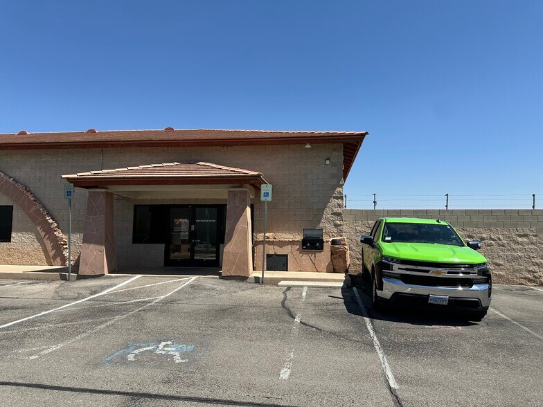 2222 W Cheyenne Ave, North Las Vegas, NV à louer - Photo de l’immeuble – Image 2 sur 9