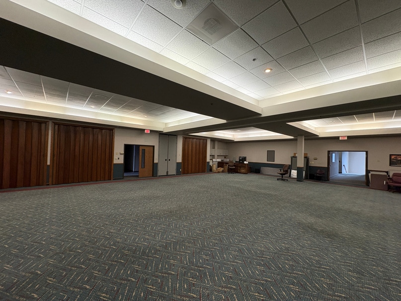 1515 N Sanborn Blvd, Mitchell, SD 57301 - Lot 3 - - Photo intérieure - Image 2 of 2