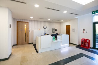 2 Arlington Sq, Bracknell à louer Hall d’entrée– Image 2 sur 9