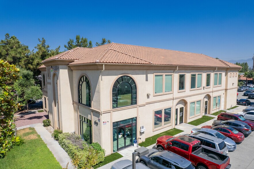 1325 E Cooley Dr, Colton, CA à vendre - Photo de l’immeuble – Image 1 sur 9