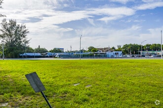 7925 NW 13th Ct, Miami, FL à louer Photo de l’immeuble– Image 2 sur 16