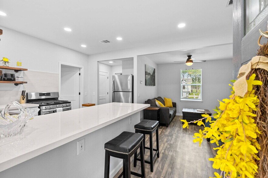 404 W 3rd St, League City, TX à vendre - Photo de l’immeuble – Image 2 sur 55
