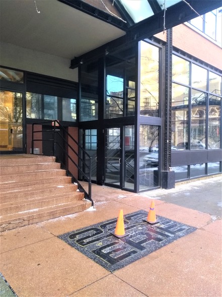 223 W Erie St, Chicago, IL à louer - Photo de l’immeuble – Image 2 sur 5
