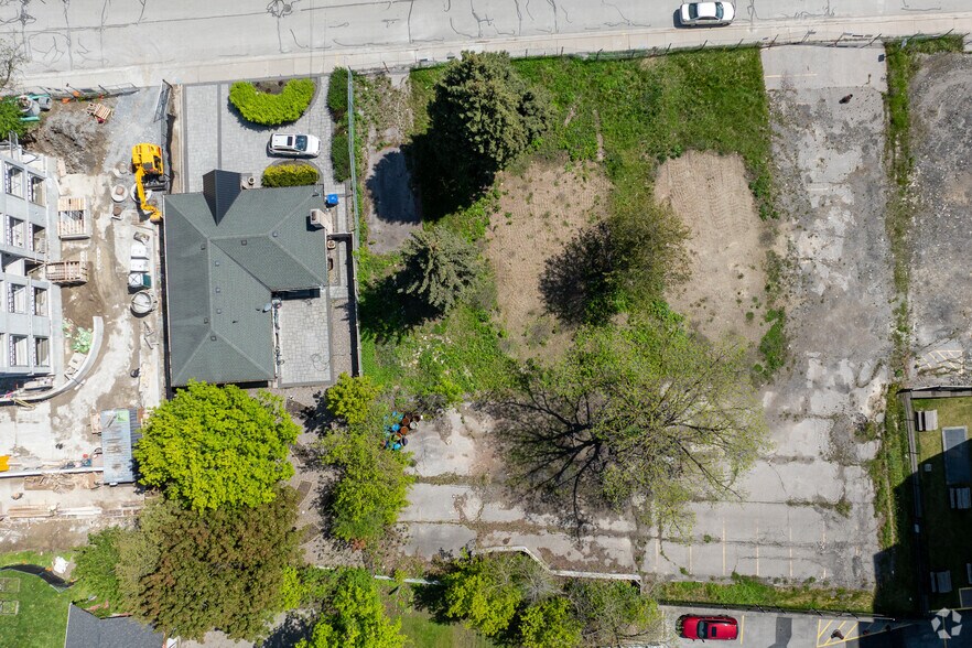 22 Bolton Av, Newmarket, ON à vendre - Photo de l’immeuble – Image 2 sur 2