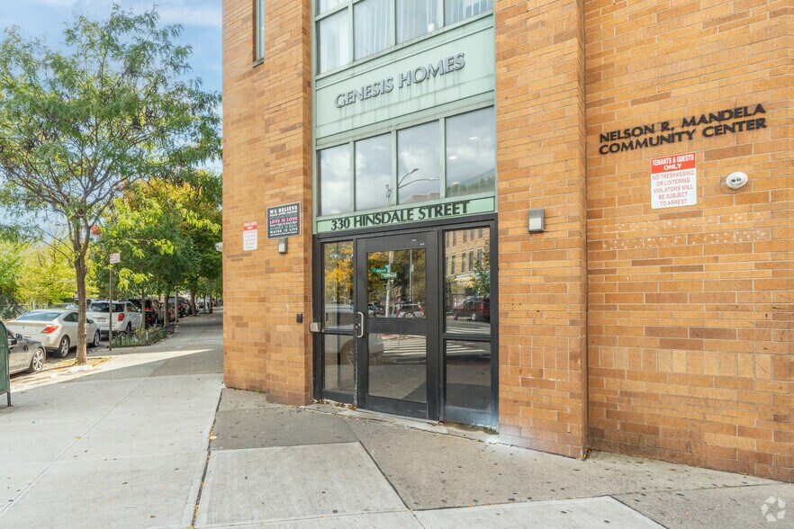 330 Hinsdale St, Brooklyn, NY à louer - Photo de l’immeuble – Image 1 sur 18