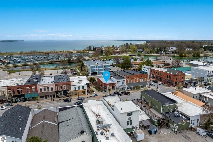 130 River St, Elk Rapids, MI à vendre - Photo de l’immeuble – Image 1 sur 21