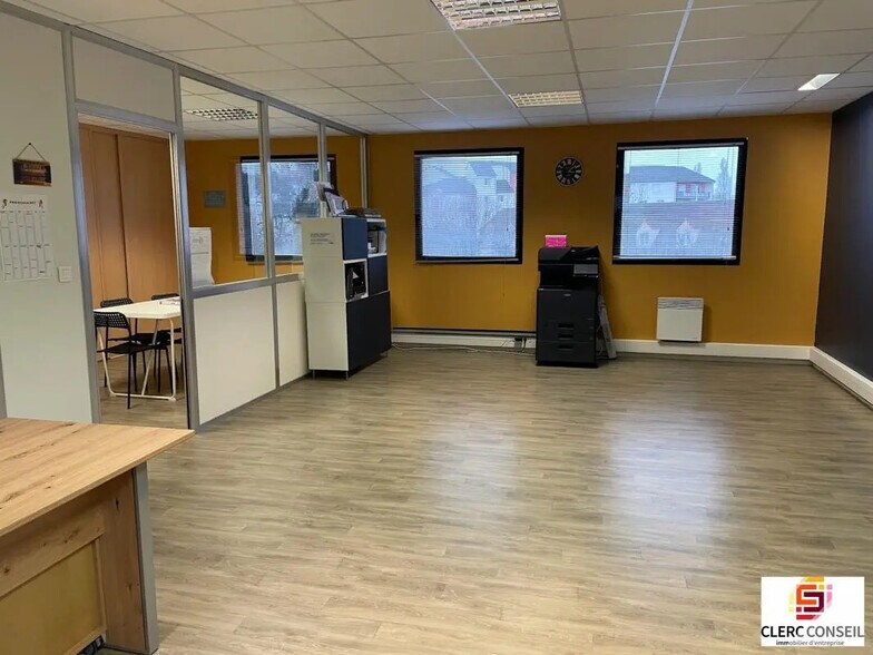 Bureau dans Cléon à louer - Photo de l’immeuble – Image 3 sur 9