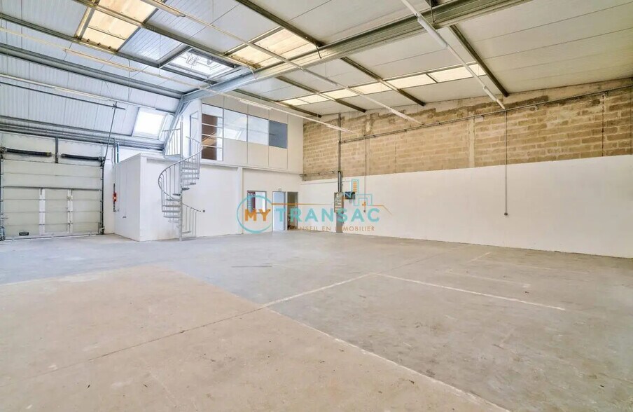 Local d’activités dans Évry-Courcouronnes à louer - Photo de l’immeuble – Image 3 sur 15
