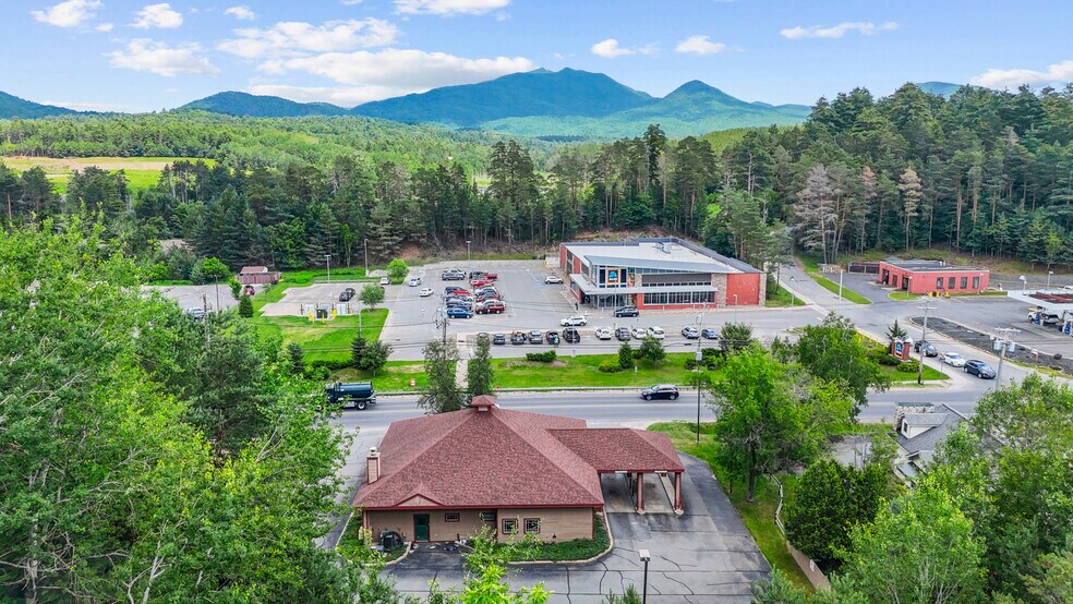 588 Lake Flower Ave, Saranac Lake, NY à louer - Photo de l’immeuble – Image 2 sur 7