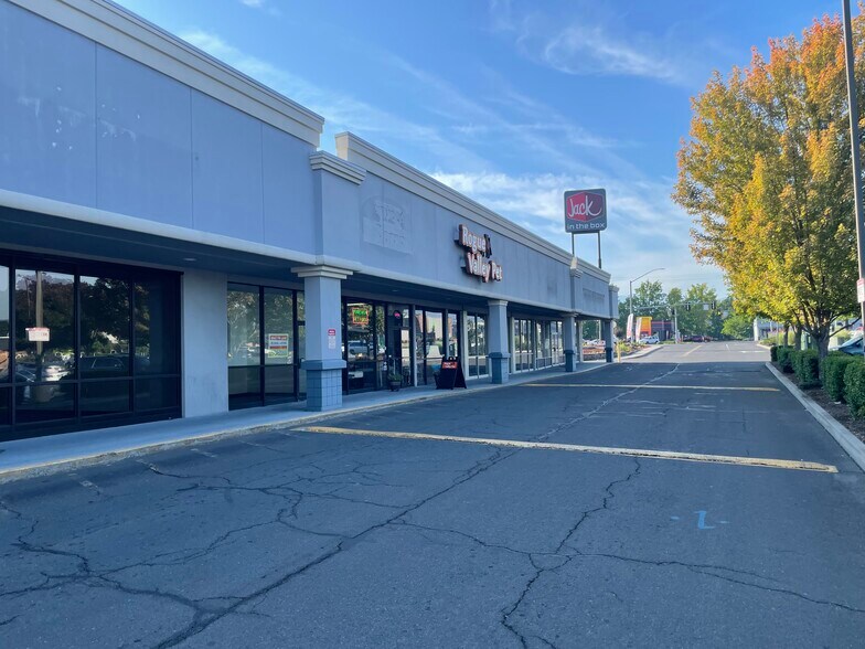 200-293 E Barnett Rd, Medford, OR à louer - Photo de l’immeuble – Image 1 sur 5