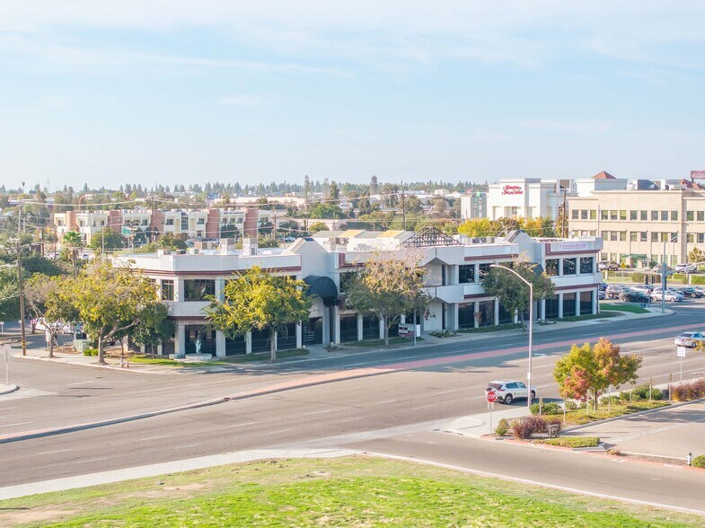 6769 N Fresno St, Fresno, CA à vendre - Photo de l’immeuble – Image 2 sur 5