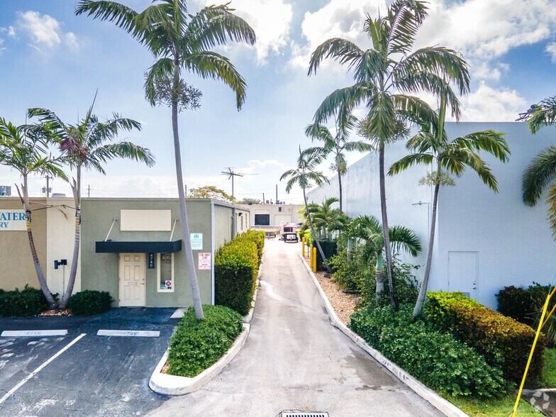 4748-4794 NE 11th Ave, Oakland Park, FL à louer - Photo de l’immeuble – Image 3 sur 12