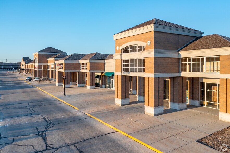 1405 Capitol Dr, Pewaukee, WI à louer - Photo de l’immeuble – Image 3 sur 7