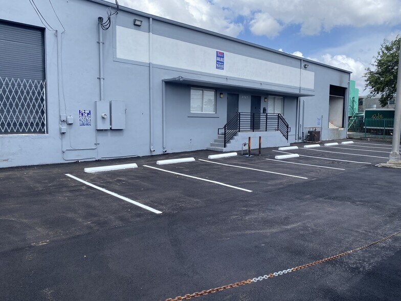 4763 E 11th Ave, Hialeah, FL à louer - Photo de l’immeuble – Image 2 sur 8