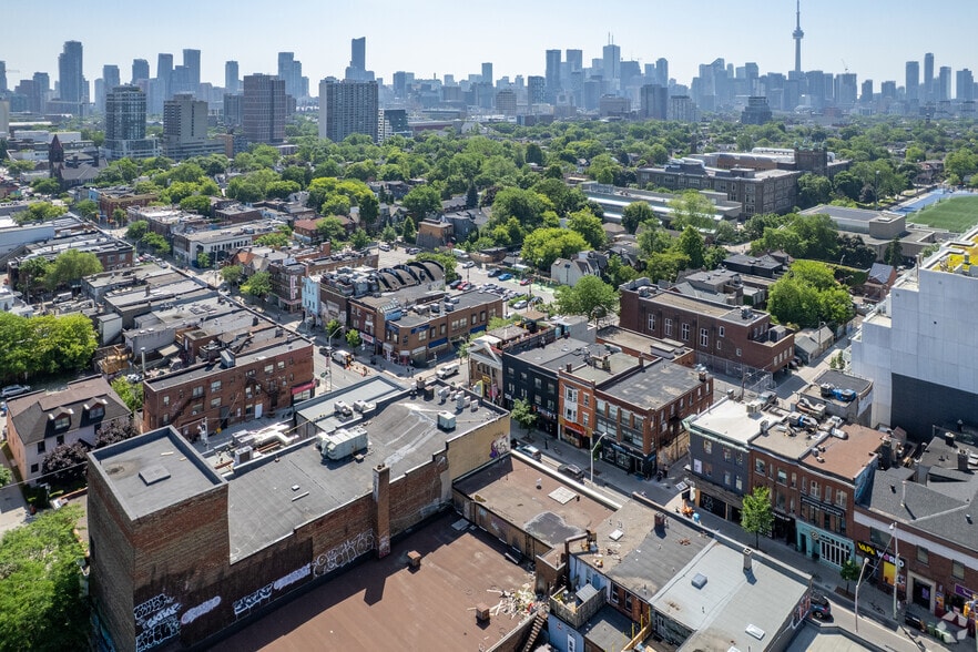 563 Bloor St W, Toronto, ON à vendre - Aérien – Image 2 sur 6
