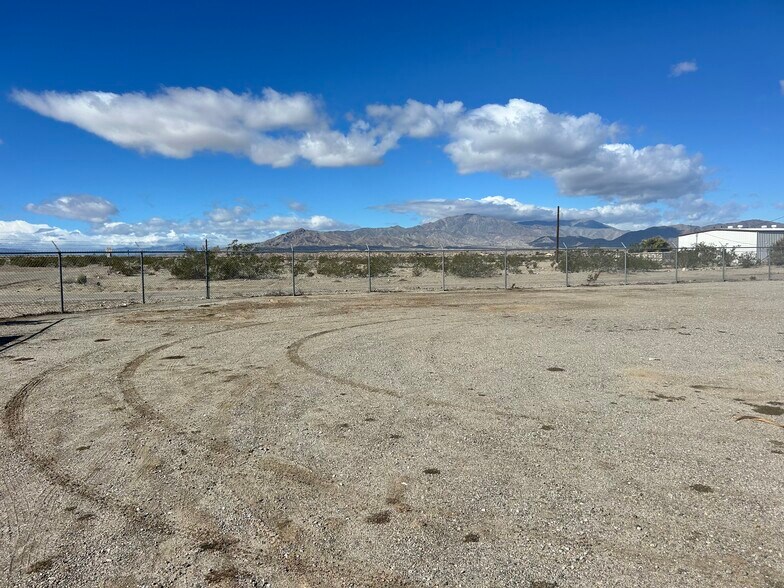 2240 Cleveland Ave, Thermal, CA à vendre - Photo de l’immeuble – Image 2 sur 11