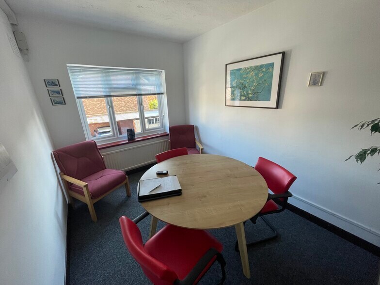 143B Frimley Rd, Camberley à louer - Photo de l’immeuble – Image 3 sur 6