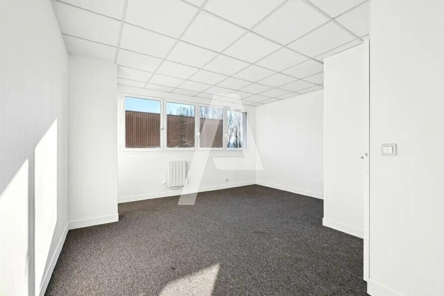 Local d’activités dans Émerainville à louer - Photo de l’immeuble – Image 2 sur 5