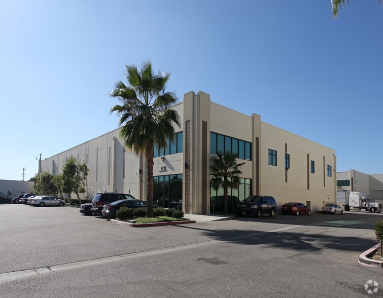 7711 Hayvenhurst Ave, Van Nuys, CA à louer - Photo principale – Image 1 sur 2