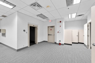 6525 Décarie Boul, Montréal, QC à louer Photo intérieure– Image 2 sur 22