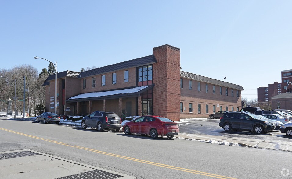 670 Franklin St, Schenectady, NY à louer - Photo de l’immeuble – Image 2 sur 8