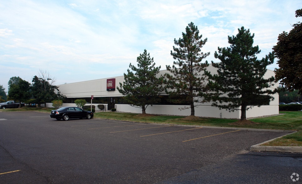 31600-31700 W 13 Mile Rd, Farmington Hills, MI à vendre - Photo de l’immeuble – Image 3 sur 16