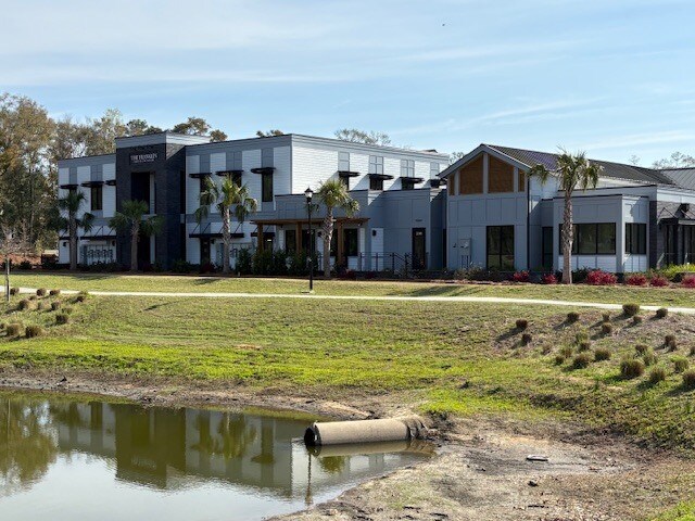 255 New Riverside Village Way, Bluffton, SC à louer - Photo de l’immeuble – Image 3 sur 6
