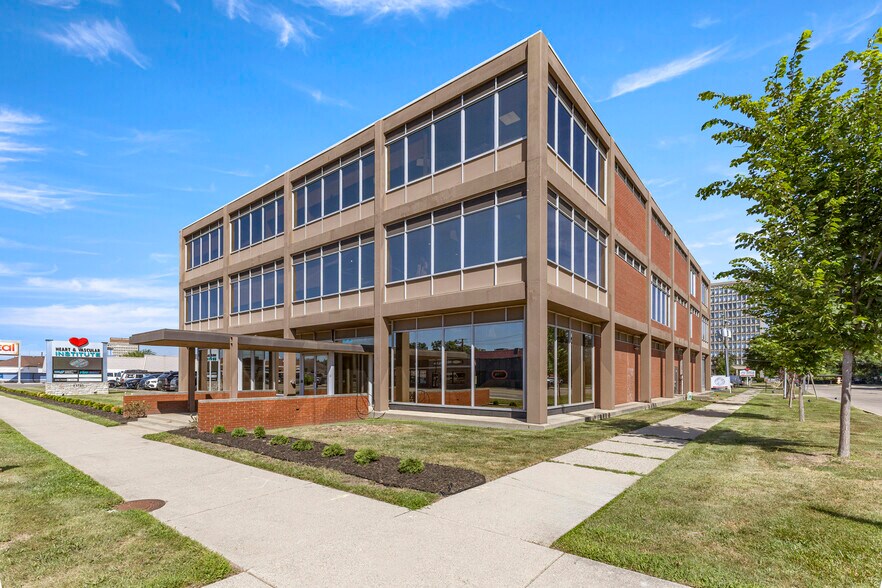 22720 Michigan Ave, Dearborn, MI à louer - Photo de l’immeuble – Image 3 sur 34