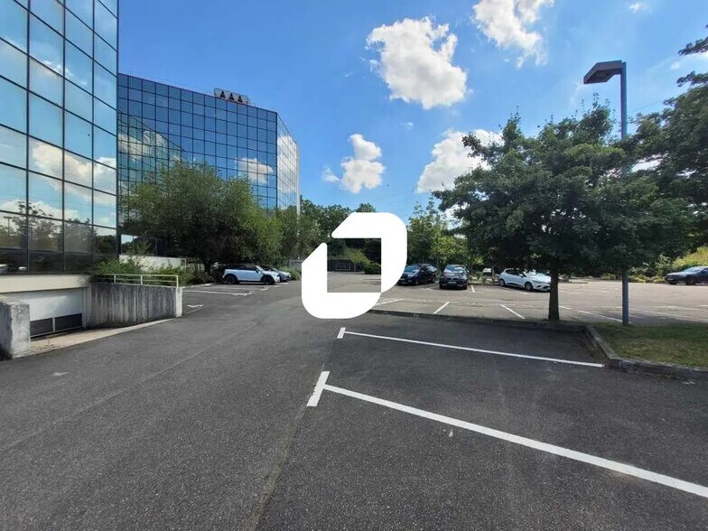 5-7 Place Copernic, Évry-Courcouronnes à louer - Photo de l’immeuble – Image 1 sur 8