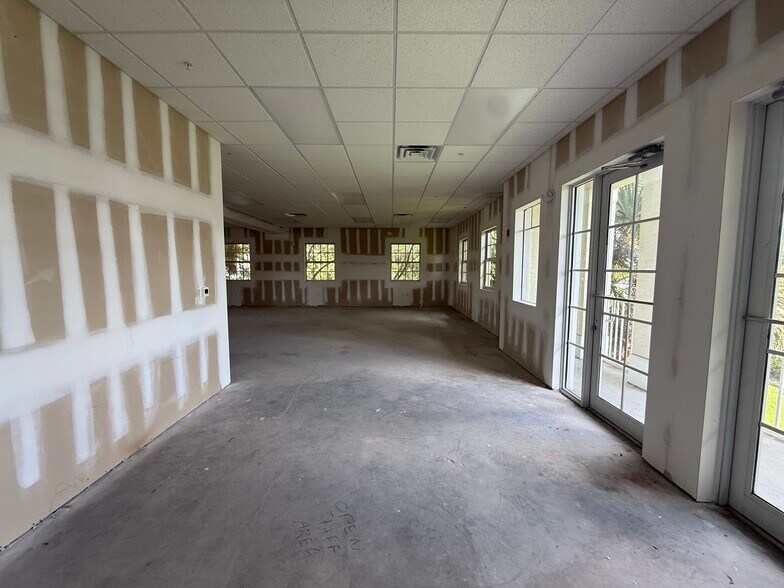 266 NW Peacock Blvd, Port Saint Lucie, FL à vendre - Photo de l’immeuble – Image 2 sur 22